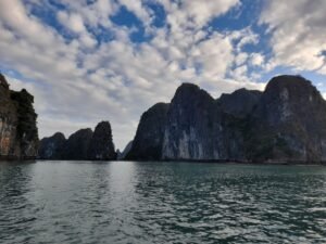 Read more about the article Lost Among the Limestone Giants: My Ha Long Bay Adventure 🛶⛰️